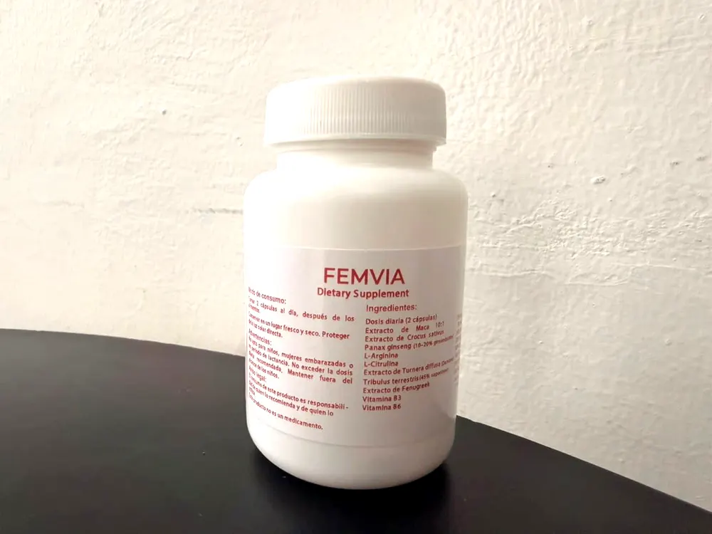 Frasco de Femvia fotografiado de cerca, con la etiqueta visible